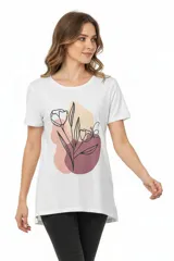 Remera de algodón de corte holgado, con cuello redondo y mangas cortas. Presenta un estampado frontal con diseño de flores y mariposa en trazo lineal sobre manchas de color abstracto.