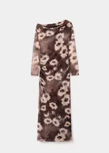 Vestido midi de manga larga con cuello asimétrico y diseño entallado. Presenta un estampado floral en tonos marrones y beige, con detalle drapeado en la cintura y forro interior.