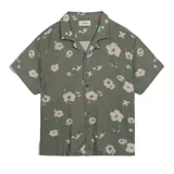 Camisa manga corta verde militar con estampado floral claro, cuello cubano y cierre frontal con botones.