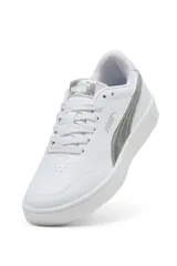 Championes deportivos Puma modelo Court Lally, de color blanco, con diseño urbano y suela de goma.