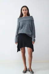 Sweater de punto tricot con diseño off-shoulder, de calce relajado y textura acanalada.