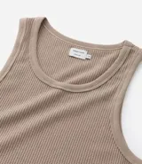 Musculosa masculina de corte regular, confeccionada en tejido flamé con textura acanalada. Presenta cuello redondo y diseño liso sin estampas.