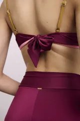 Top de bikini triángulo color bordó con ribete inferior rosado y tirantes finos mostaza.