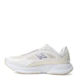 Championes New Balance modelo Training Cat, de diseño deportivo en tonos blanco y beige con detalles en lila. Presentan una estructura de malla transpirable con refuerzos sintéticos, el logo 'N' característico en el lateral y una suela de goma con amortiguación.