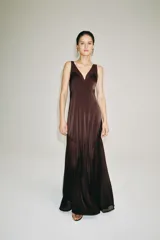 Vestido largo bordó de ZARA Woman Collection con escote en pico, tirantes finos y combinación de tejidos a tono. Cuenta con cierre lateral con cremallera oculta en costura y bajo recto.