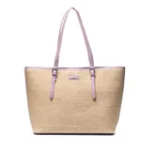 Cartera tipo tote de diseño estructurado, confeccionada con tejido efecto rafia en color beige y detalles de cuero sintético en tono lila. Cuenta con asas largas de hombro ajustables con hebillas y una pequeña placa metálica con el logo de la marca en el frente.