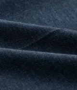 Pantalón de vestir azul marino, de corte recto, con cintura con trabillas, cierre tradicional con vista oculta y bolsillos laterales.