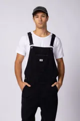 Jardinero de jean en color celeste claro con lavado desgastado. Presenta un diseño clásico con bolsillo frontal en el pecho, breteles regulables con hebillas metálicas y corte relaxed de pierna recta.