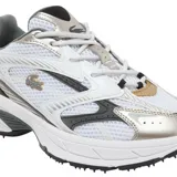 Championes Lacoste modelo Neo Shot, con diseño deportivo de estilo retro. Presenta una combinación de malla técnica y paneles sintéticos en tonos blanco, gris y detalles metalizados, con el logo del cocodrilo en el lateral y suela de goma con relieve.