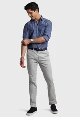Pantalón chino Arrow color gris claro, de corte slim fit, con bolsillos laterales y traseros.