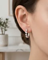 Aros tipo argolla pequeña de plata 925, decorados con una hilera de cuatro circonias brillantes engastadas.