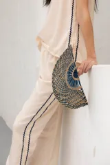 Abanico de paja natural con detalles en azul.