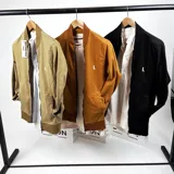 Campera bomber negra de gabardina con cierre frontal, cuello, puños y ruedo acanalados. Tiene bolsillos laterales y logo bordado en el pecho.