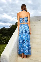 Falda larga de encaje celeste con estampado de palmeras. Presenta cintura elastizada y forro interior.