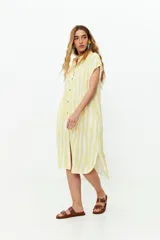 Vestido camisero amarillo con rayas verticales blancas, sin mangas y con botones rojos.