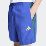 Short deportivo Adidas color azul con detalles en verde en los laterales y logo de la marca en amarillo. Cuenta con cintura elástica con cordón de ajuste.