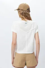 Remera de algodón de manga corta con cuello redondo, diseño básico y corte clásico.