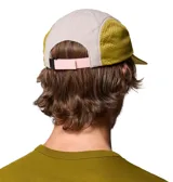 Gorra Columbia Wingmark de cinco paneles en combinación de colores rosado, gris, verde militar y mostaza, con visera curva, paneles laterales de malla y logo bordado en el frente.