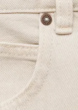 Pantalón de jean de corte recto y tiro medio, con diseño clásico de cinco bolsillos, cierre frontal de cremallera y botón, y trabillas para cinturón.