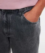 Pantalón de jean masculino, modelo slim cropped, con bolsillos delanteros y traseros.