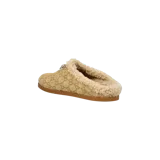 Zuecos Gucci de gamuza color beige con monograma estampado, forro interno de corderito sintético, detalle de herraje metálico y suela plana marrón.