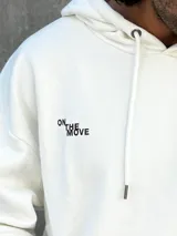 Canguro blanco con capucha ajustable con cordones, bolsillo tipo canguro y puños elásticos.