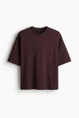Remera de algodón pesado color bordó, de corte oversized con hombros caídos y cuello redondo ribeteado.