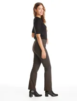 Pantalón de tiro alto con estampado cuadrillé en tonos marrones y negros. Presenta pretina elastizada, corte ajustado y costura vertical decorativa en el frente de cada pierna.