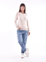 Sweater rojo de tejido de punto liso, con cuello redondo y mangas largas con leve frunce en los hombros.