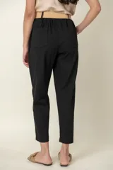 Pantalón italiano de algodón y spandex, color gris claro, de corte ancho y recto, con bolsillos laterales y cinto rústico elastizado.