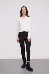 Pantalón negro de corte slim fit.