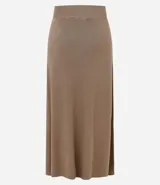 Pollera midi de corte evasé confeccionada en punto, con cintura elástica y caída fluida.