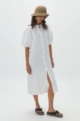 Vestido midi de lino color blanco, con mangas abullonadas hasta el codo, cuello mao y botonadura frontal con botones de nácar.
