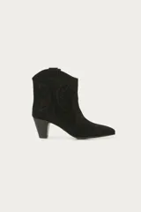 Bota corta estilo texana con taco medio de 6 cm. Confeccionada en cuero gamuzado, presenta recortes laterales que emulan la forma de una mariposa.