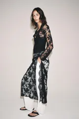 Vestido largo ZARA Woman Collection de encaje negro, con escote en V, manga larga y silueta recta con cierre lateral.
