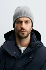 Gorro de punto tejido en mezcla de lana y cashmere, con diseño acanalado y vuelta en el borde.