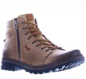 Bota de cuero color marrón con diseño de caña media, cierre lateral y cordones frontales. Presenta suela de goma dentada antideslizante y detalles de costuras reforzadas.