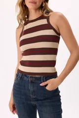 Top tejido sin mangas con cuello redondo, de ajuste al cuerpo y diseño a rayas horizontales en tonos marrón, beige y una línea fina en color rojo.