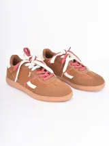 Championes de estilo urbano en color bordó, confeccionados en gamuza con detalles en cuero blanco. Presentan cordones gruesos con estampado de lunares y suela de goma color caramelo.