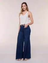 Jean wide leg de tiro alto en denim azul claro, con calce ajustado en la cadera, costuras verticales frontales y bolsillos estilo carpintero.