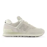 Championes New Balance 574 color crema con detalles en blanco, confeccionados en gamuza y malla, con logo "N" característico en los laterales y entresuela ENCAP.