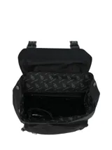 Mochila urbana Hush Puppies color negro, con solapa superior, cierre principal y bolsillo frontal con detalles de correas decorativas con hebillas metálicas. Incluye asa superior y tiradores con cordón.
