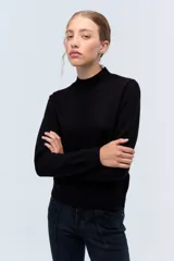 Sweater gris de lana con cuello alto.