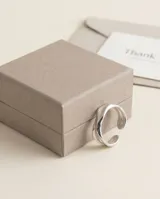 Anillo de plata 925 con diseño ondulado y superficie lisa de acabado brillante.
