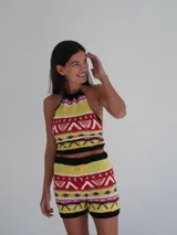 Top tejido a mano con cuello halter y estampado geométrico multicolor.