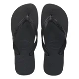 Ojotas Havaianas modelo Top, color gris oscuro con tiras plateadas metálicas con relieve.