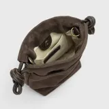 Cartera tipo bombonera pequeña de cuero gamuzado color chocolate, con correa larga regulable de cuero graneado y ajuste superior fruncido.