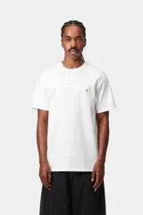 Remera de manga corta Carhartt WIP modelo S/S Chase T-Shirt, color blanco con cuello redondo y pequeño logo bordado en el pecho.