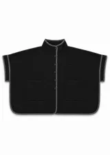 Poncho negro de corte holgado con cuello alto, cierre frontal con botones a presión y dos bolsillos frontales. Presenta detalles de ribetes en color gris en los bordes y mangas.