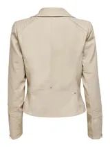 Campera biker corta de cuero sintético negro con cierre frontal asimétrico, solapas con muesca, bolsillos con cierre y detalles acolchados en las mangas.